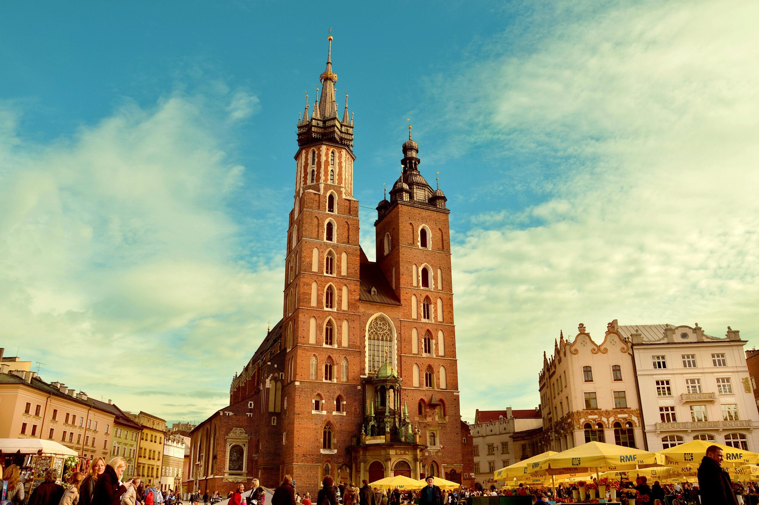 Kościół Mariacki na Rynku Głównym w Krakowie widziany z dołu