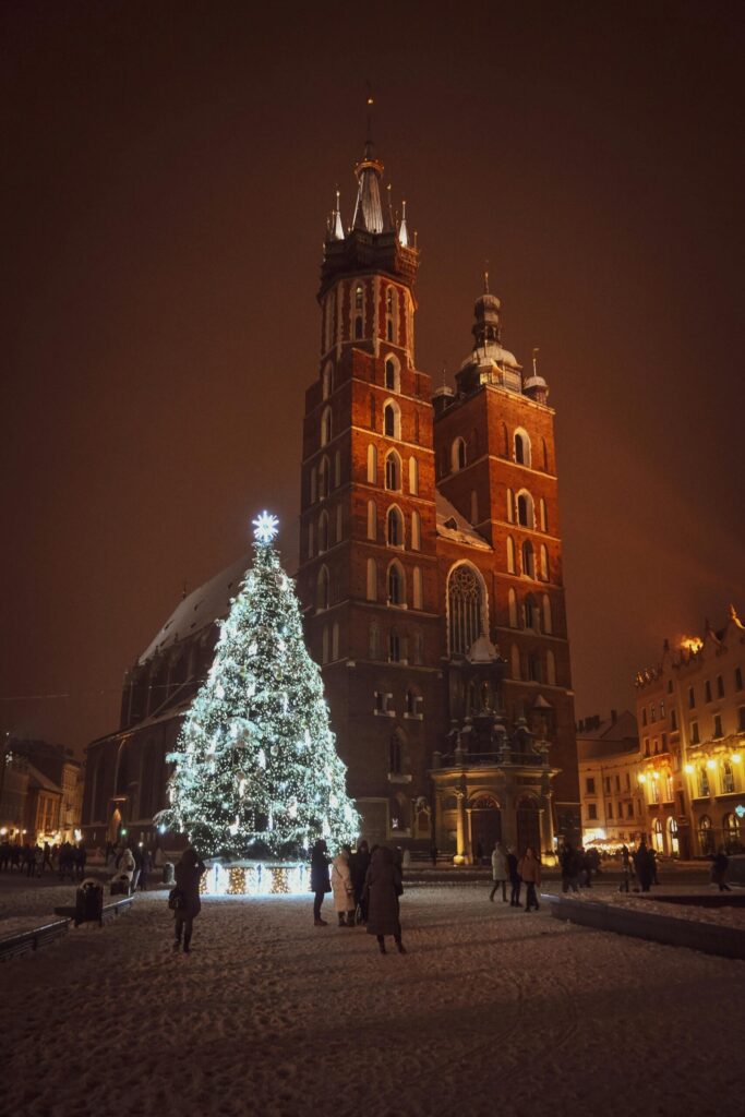 Rodzina na spacerze w zaśnieżonym lesie