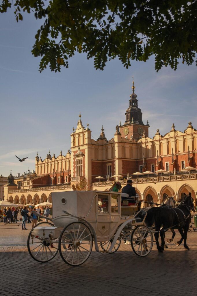 Rodzina na spacerze w zaśnieżonym lesie